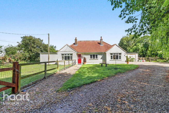 5 bed property, in Main Road, £400,000