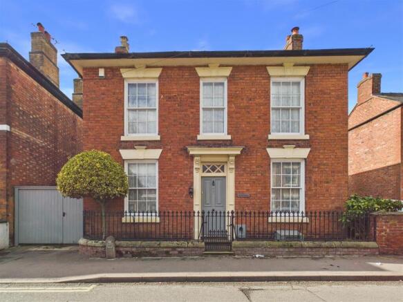 4 bed property, in Warwick House, £825,000