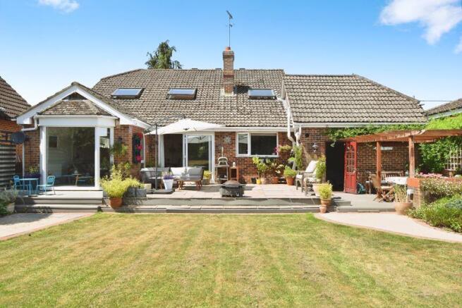 6 bed property, in Vicarage Road, £750,000