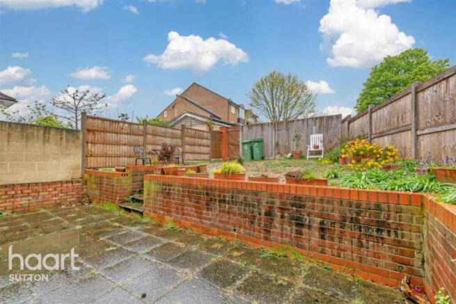 1 bed property, in Avon Close, £230,000