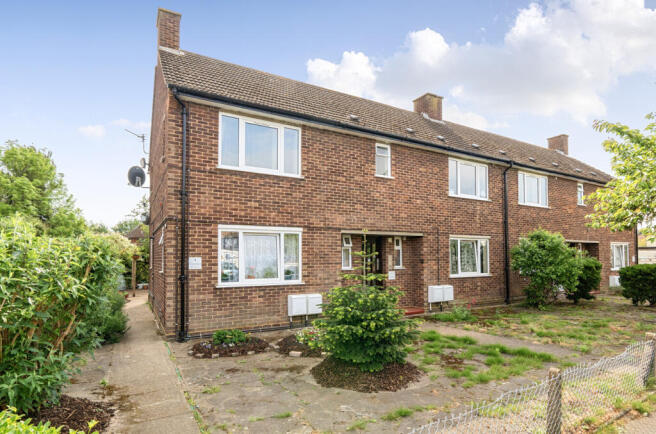 1 bed property, in Hersham, £184,950