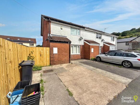 2 bed property, in Castle Street, £130,000