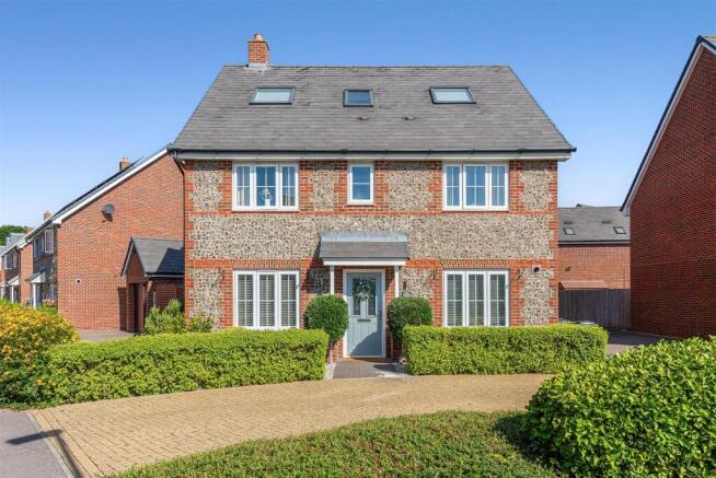 6 bed property, in Peckham Chase, £600,000