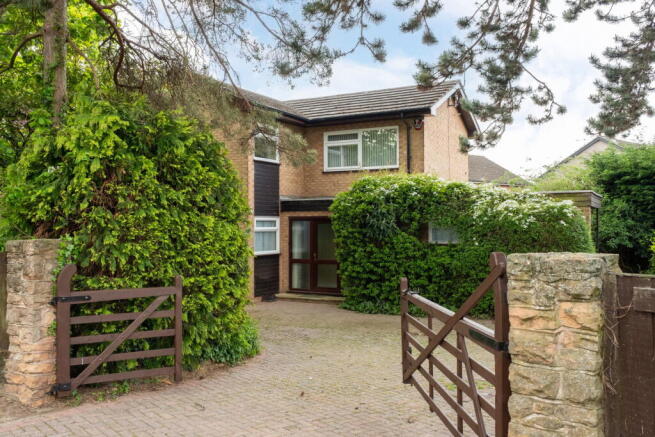 4 bed property, in Ashbourne, £750,000