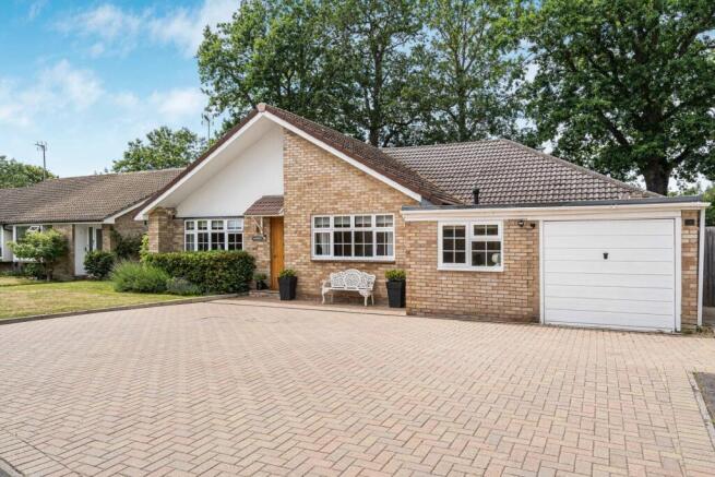 4 bed property, in Darvel Close, £899,500