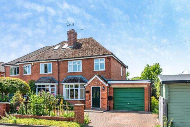 3 bed property, in Abbots Mead, £500,000