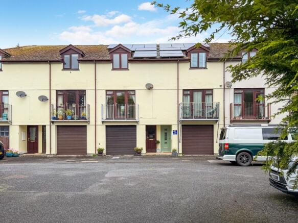 2 bed property, in Helston, £220,000