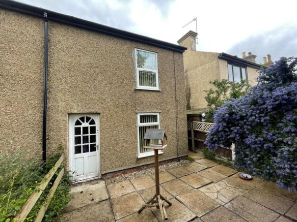 2 bed property, in 10 Clay Road, £80,000