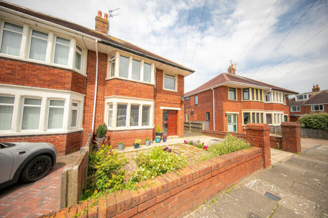 3 bed property, in No. 6, £269,950