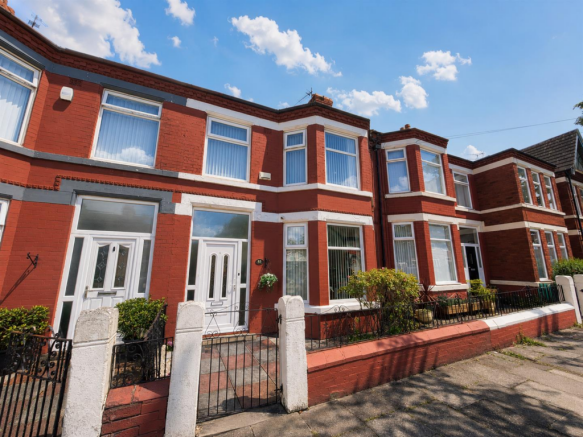 4 bed property, in Mount Road, £215,000