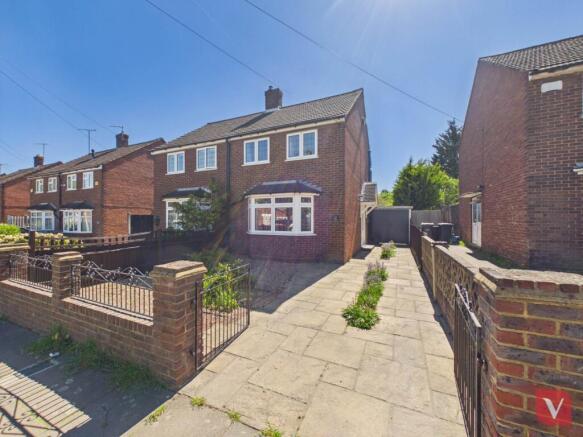 2 bed property, in Roman Road, £290,000