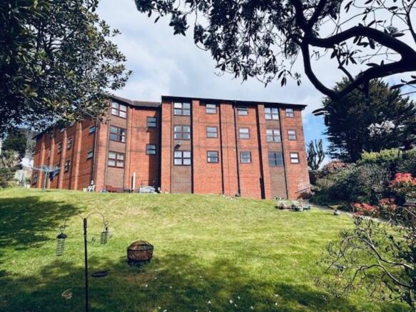 2 bed property, in East Cliff Road, £185,000