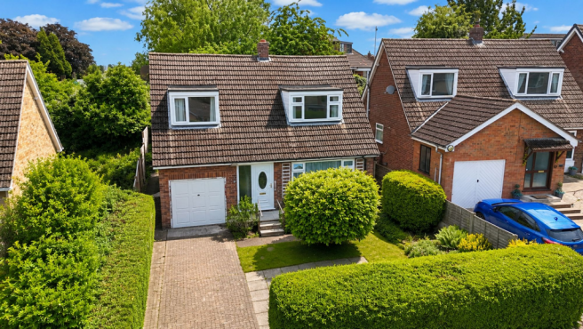 2 bed property, in Astley Crescent, £220,000