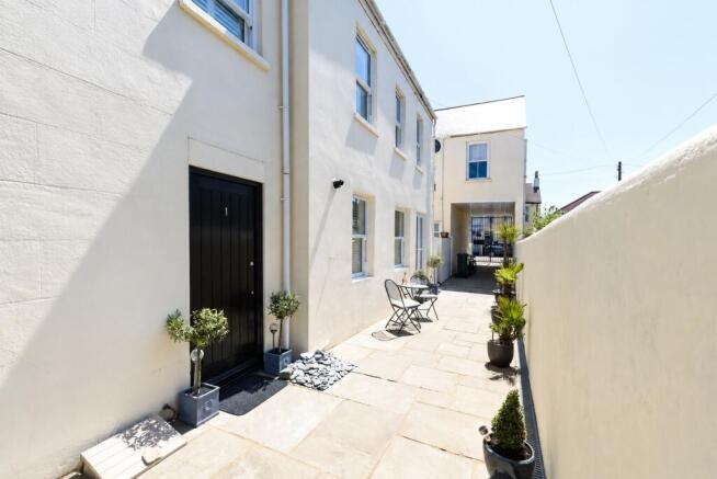 1 bed property, in Coleridge Street, £400,000