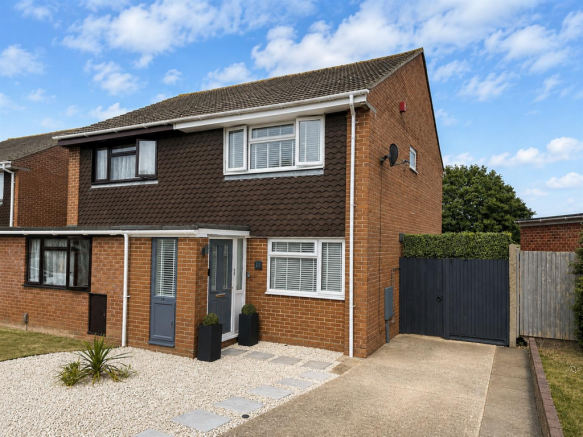 2 bed property, in Kimpton Close, £320,000