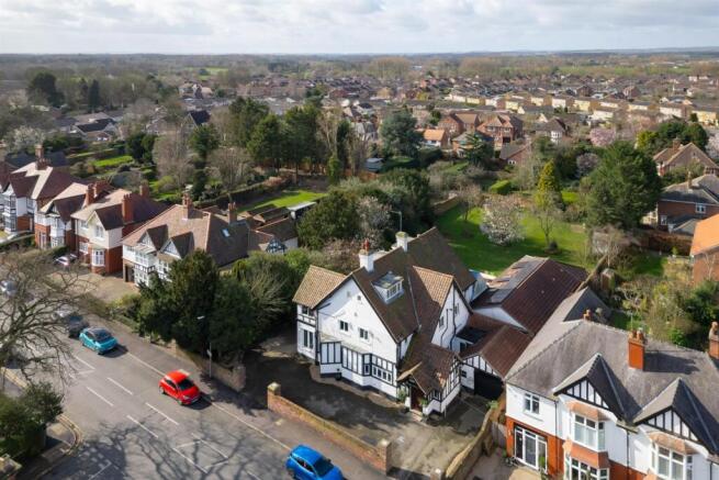6 bed property, in Grey Gables, £975,000