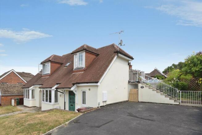 2 bed property, in Hillside Road, £315,000