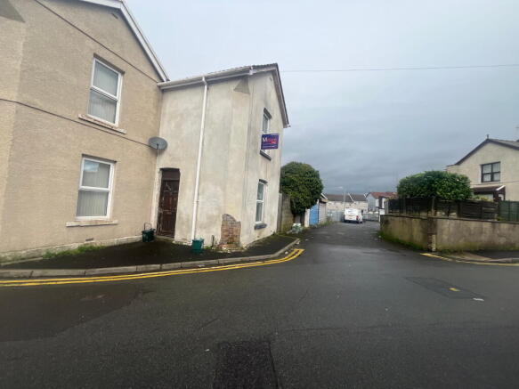 2 bed property, in 3 Tunnel Road, £48,000