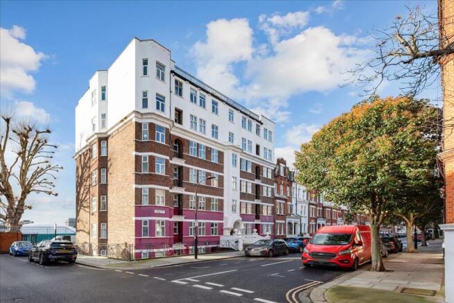 2 bed property, in Barons Court Mansions, £550,000