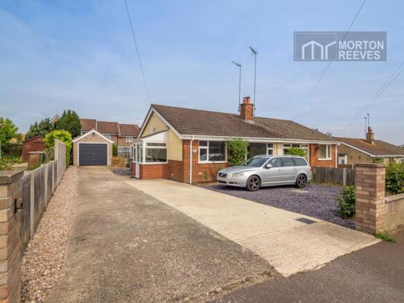 2 bed property, in Priory Close Acle NR13 3AA, £245,000