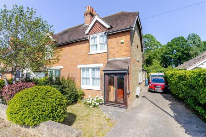 3 bed property, in Long Lane, £675,000