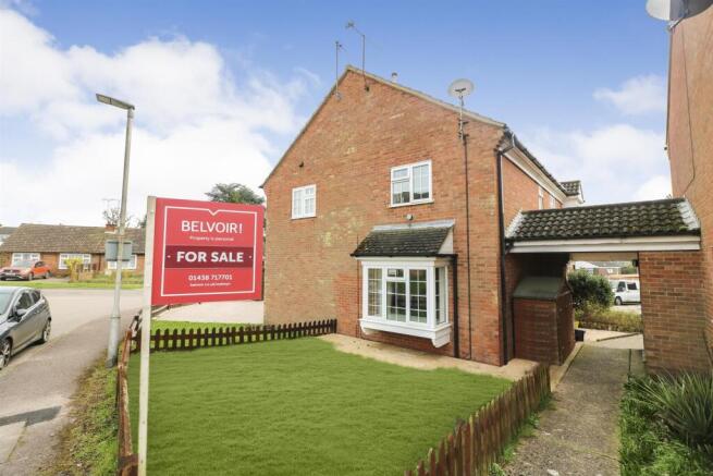 2 bed property, in Old School Close, £300,000