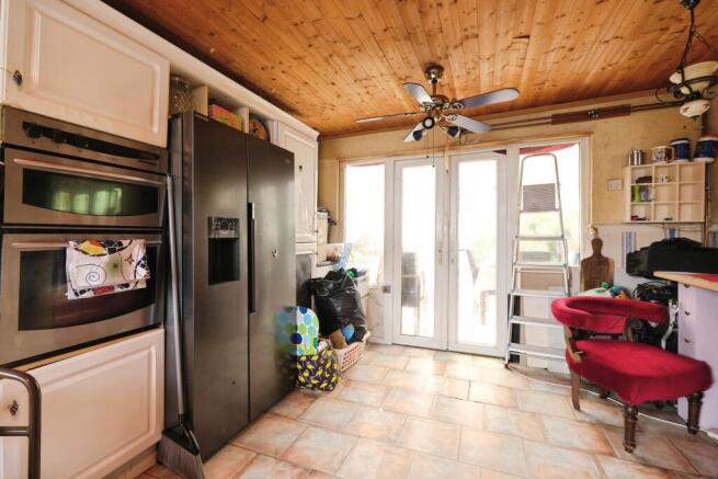 4 bed property, in Hanley Path, £180,000