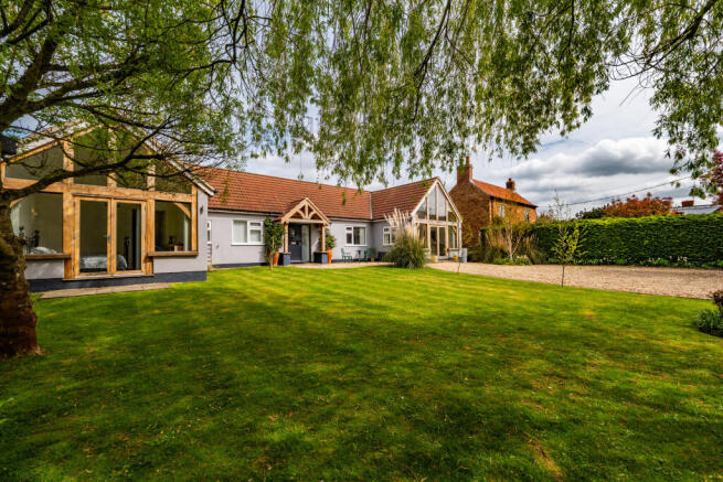 4 bed property, in The Sedges, £525,000