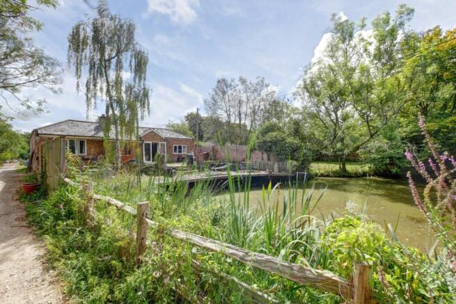 5 bed property, in Hempstead Lane, £750,000