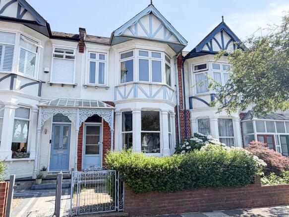 3 bed property, in Caddington Road, £770,000