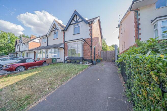 2 bed property, in Stratford Road, £290,000