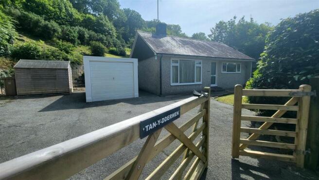 2 bed property, in Llanbedr, £190,000