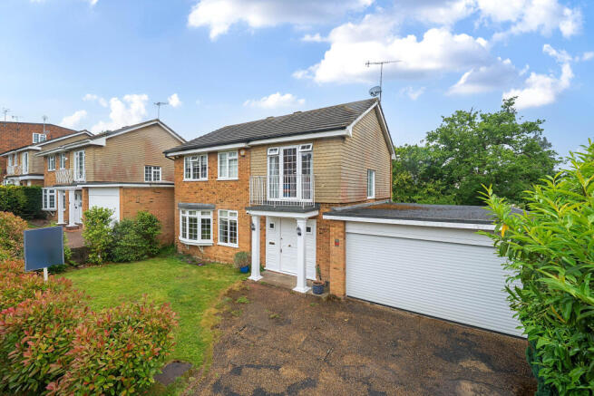 4 bed property, in Clarendon Way, £850,000