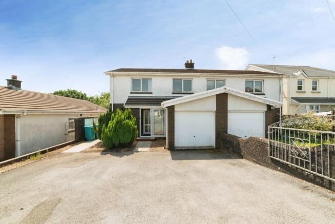 3 bed property, in Heol Lotwen, £200,000