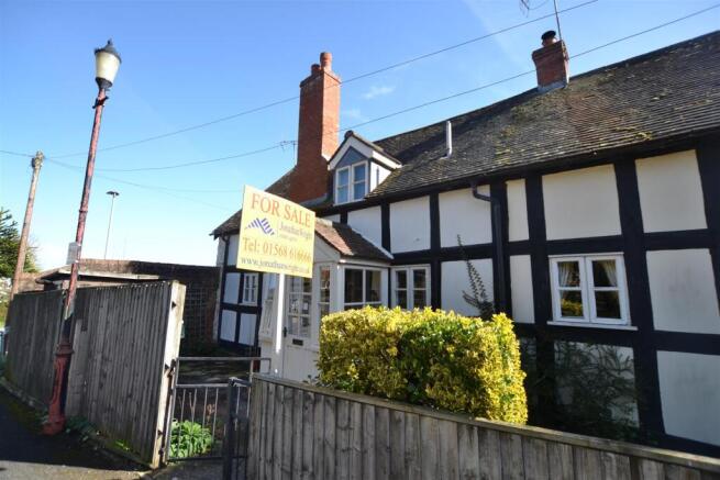 2 bed property, in Thomas Court, £195,000