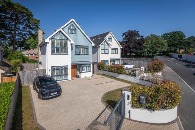 4 bed property, in Compton Avenue, £1,100,000