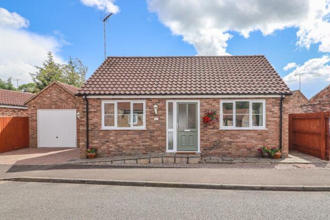 3 bed property, in Paddock Close, £315,000