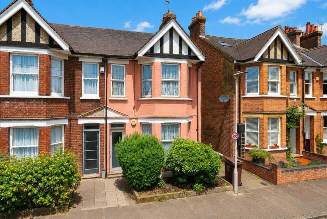 3 bed property, in Glenferrie Road, £800,000