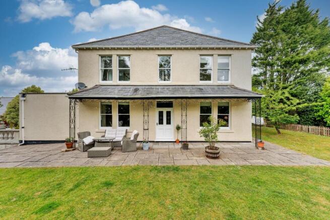 4 bed property, in Elegant country residence within a rural setting on the fringes of Sandford, £950,000