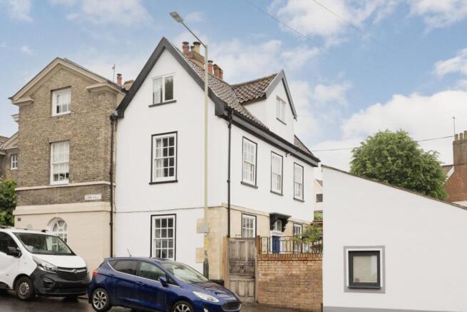 3 bed property, in Cow Hill, £495,000
