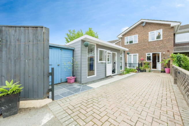4 bed property, in Otter Close, £365,000