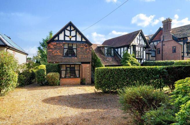 5 bed property, in Uplands Road, £760,000