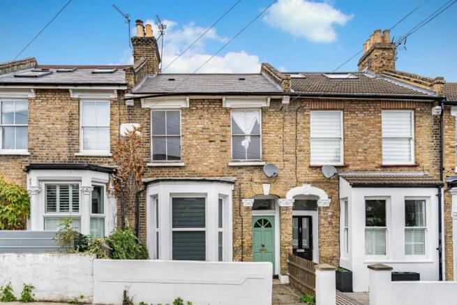 2 bed property, in Avondale Rise, £300,000