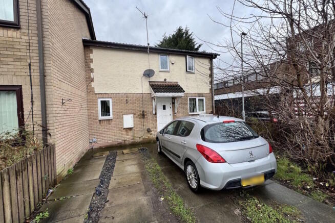 2 bed property, in St Annes Close, £115,000