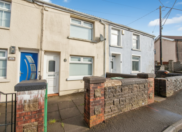 2 bed property, in Hill Street, £120,000