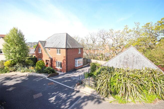 4 bed property, in Barfleur Rise, £690,000
