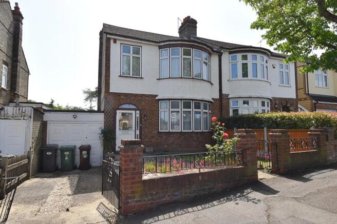 3 bed property, in The Avenue, £750,000