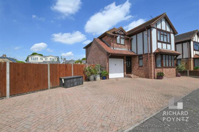 4 bed property, in Thorp Leas, £480,000