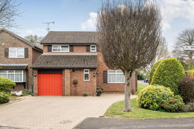 4 bed property, in Wye Close, £800,000