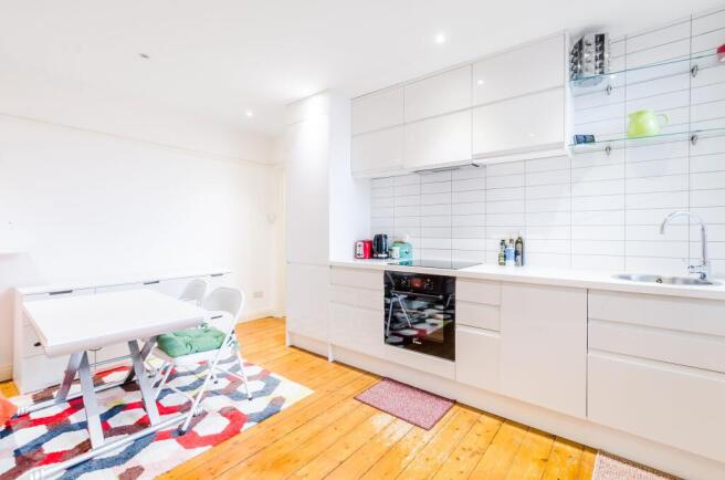 1 bed property, in Cambridge Court, £285,000